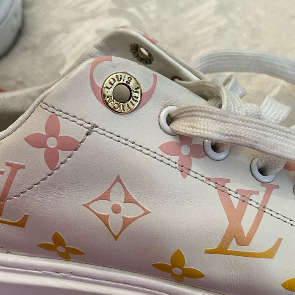 Louis Vuitton Pink and Yellow Time Out By the Pool. Lots of life left - Picture 12 of 16